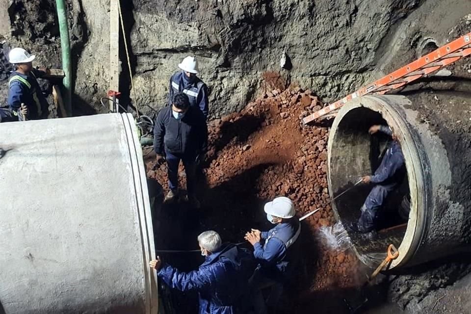 Ayer, el desplazamiento de una grieta en el subsuelo, en San Juan de Aragón, provocó una fuga que fue controlada con el cierre de las válvulas, reportó Sacmex.