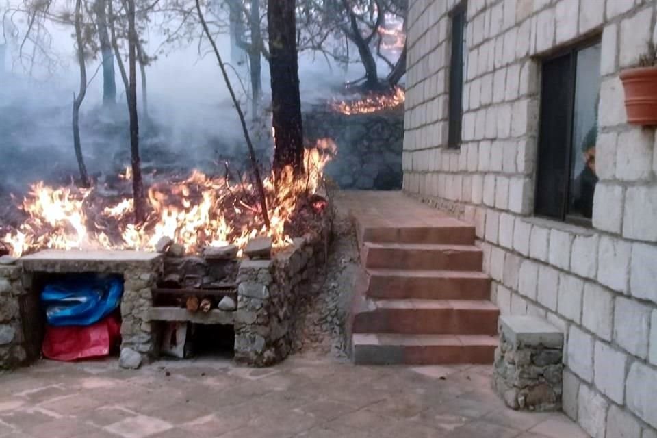 Los primeros reportes señalan que este es el primer incendio forestal grande de la temporada y que se desató en una zona de arbolado adulto y pinos, conocida como 'La Pinalosa'.