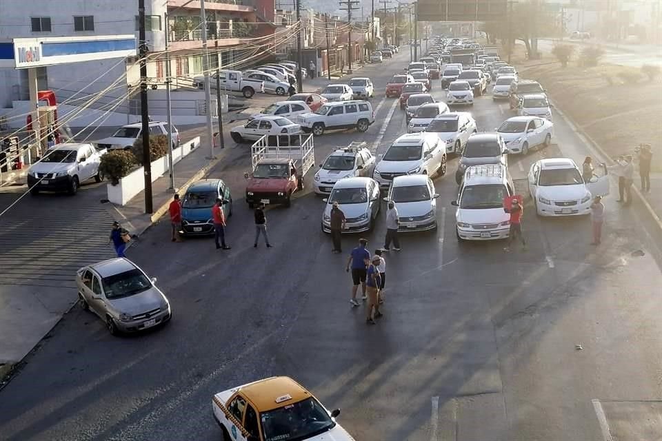 Vecinos de la colonia 16 de septiembre volvieron a cerrar la vialidad en ambos los dos sentidos de circulación de avenida Rangel Frías a la altura de la calle no Reelección.