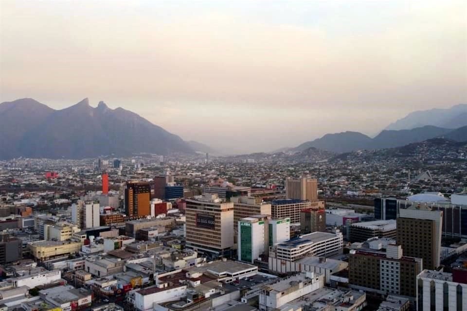 En el área metropolitana prevalece una nube de humo.