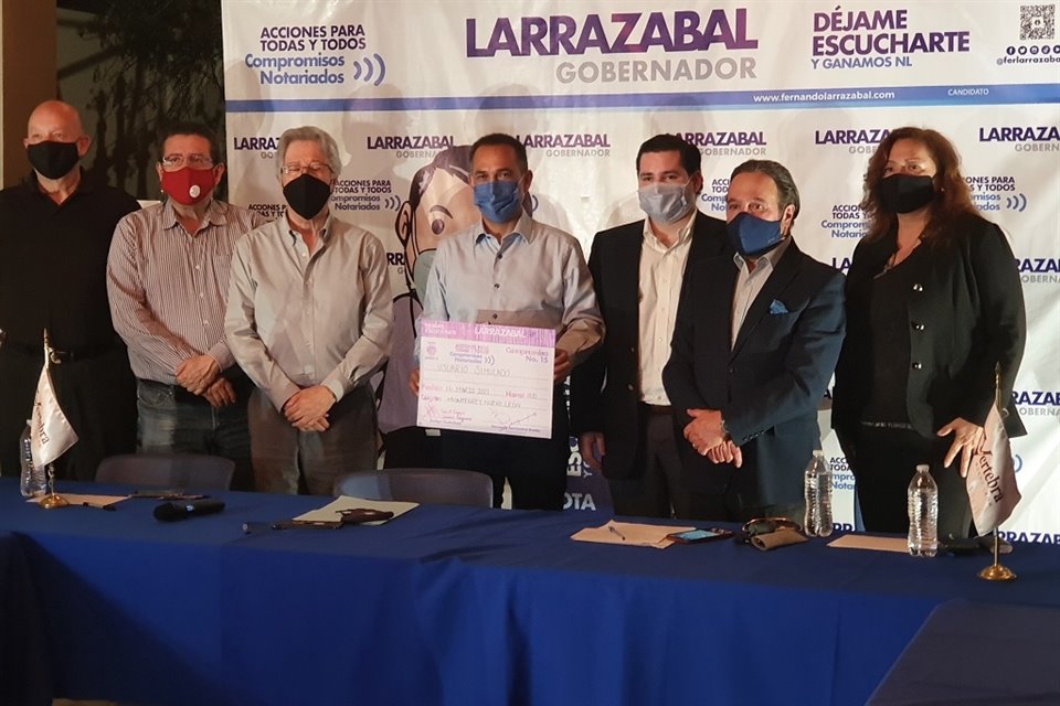 Ante integrantes de Vertebra, Larrazabal firmó su compromiso número 15 de campaña.