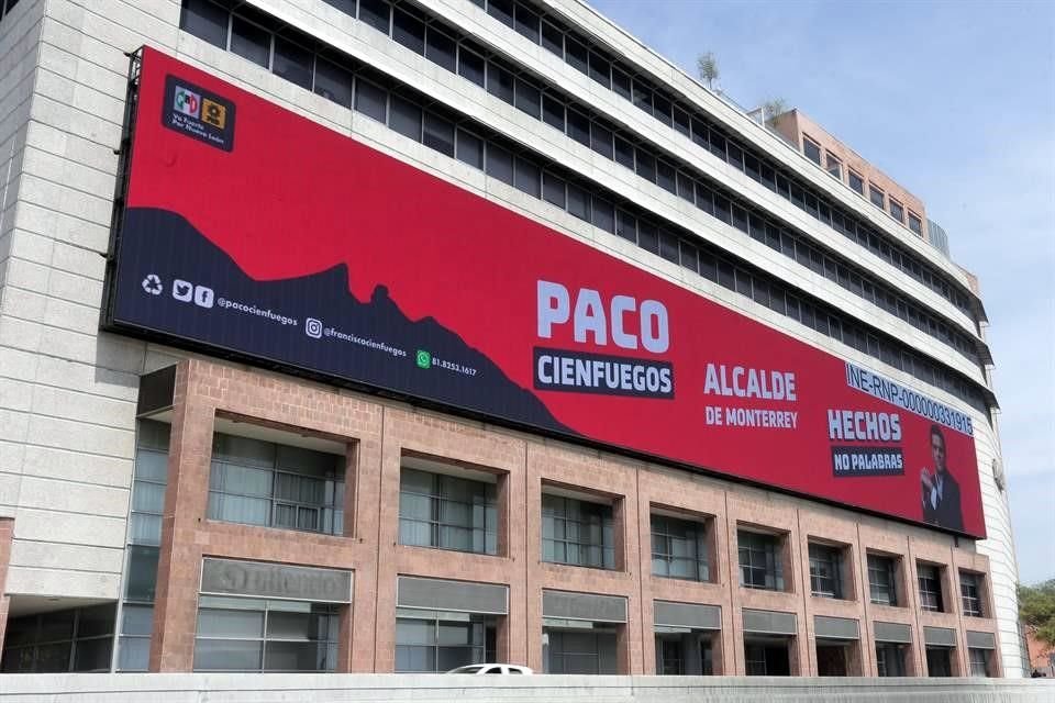 El priista tiene su oficina en Kalos, donde se promociona en un panorámico nuevo.