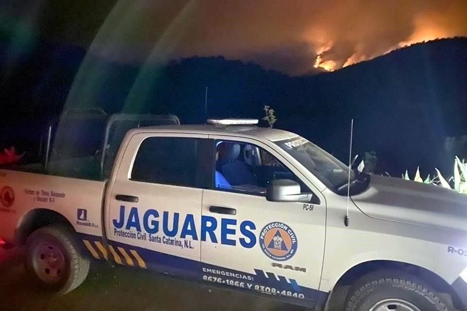 Rescatistas combatían las llamas hasta altas horas de la noche.