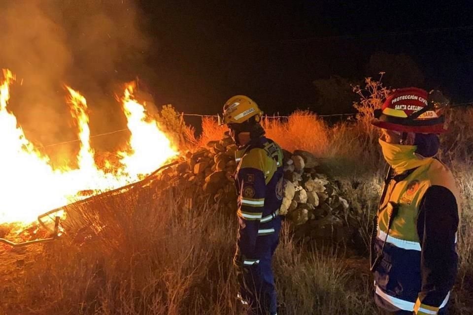Rescatistas de Santa Catarina combatieron las llamas.