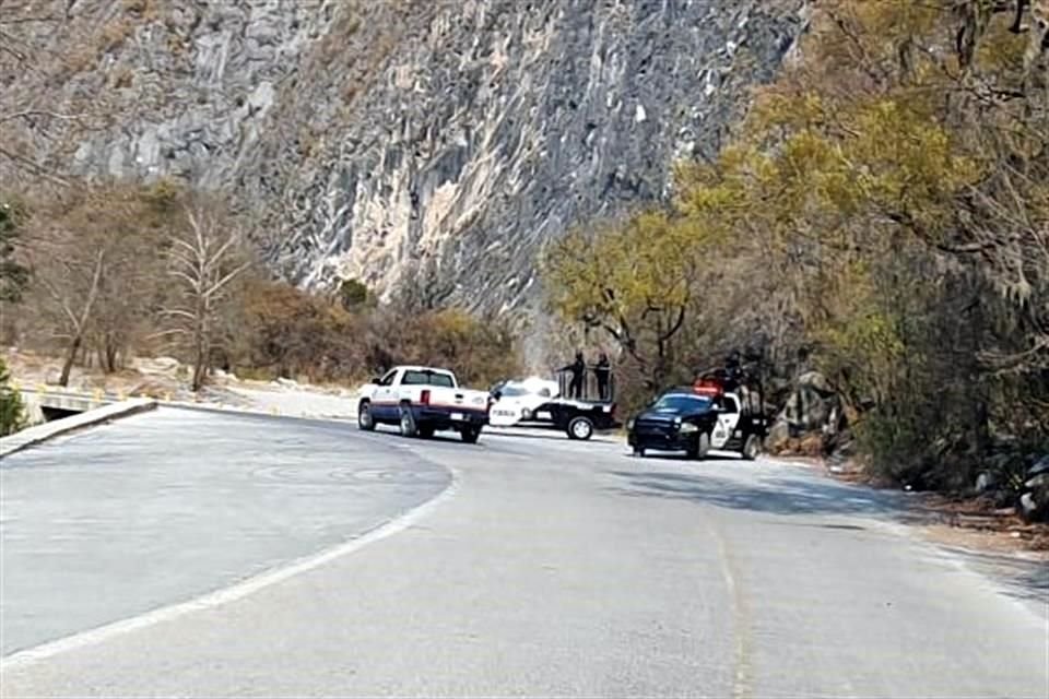 El camino Los Lirios-Ciénega de González se encuentra cerrado y no hay paso para nadie.