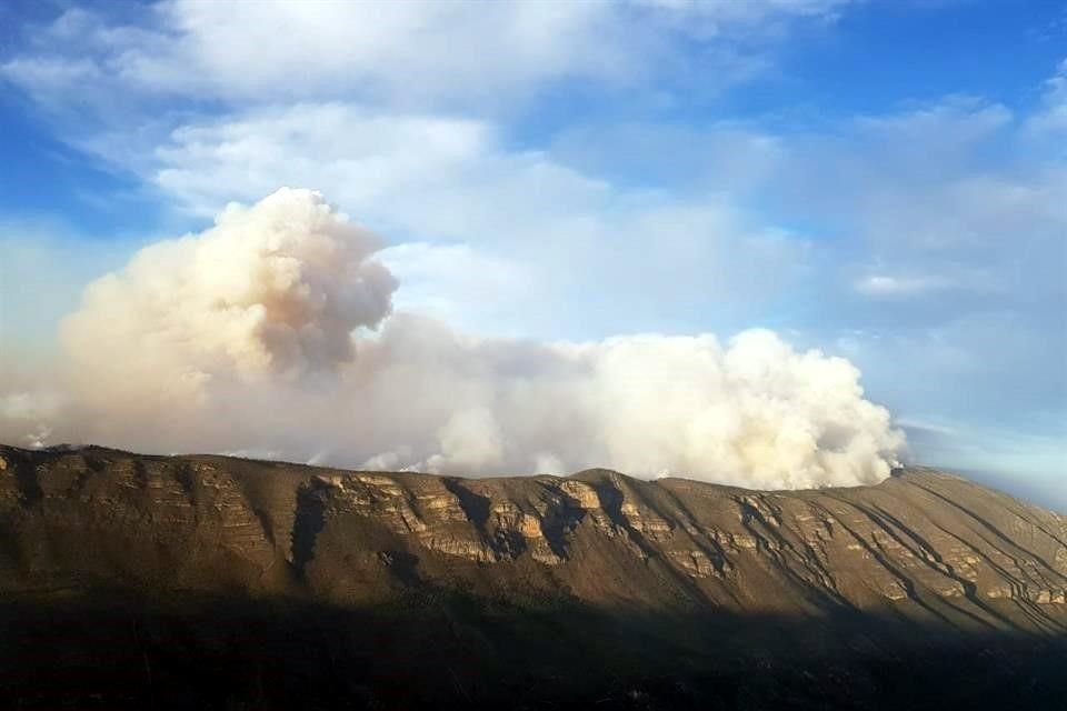El incendio en la Sierra de Santiago ya se encuentra 15 kilómetros en territorio de Nuevo León y ha consumido entre mil 400 y mil 500 hectáreas.