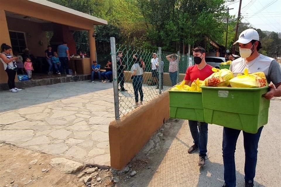 Desde el medio día se han sumado a las tareas decenas de voluntarios que esperan luz verde para llegar a la zona.