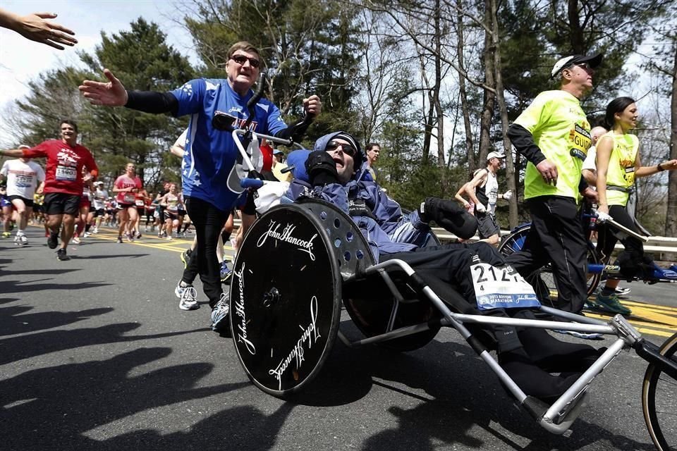 Dick Hoyt y su hijo Rick, con parálisis cerebral, fueron la inspiración de miles de deportistas por el mundo.
