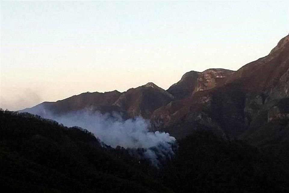 El fuego empezó en lo alto de uno de los cerros, a la altura del kilómetro 27 de la Carretera Montemorelos-Rayones.