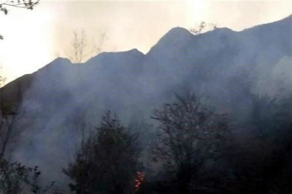 El fuego empezó en lo alto de uno de los cerros, a la altura del kilómetro 27 de la Carretera Montemorelos-Rayones.