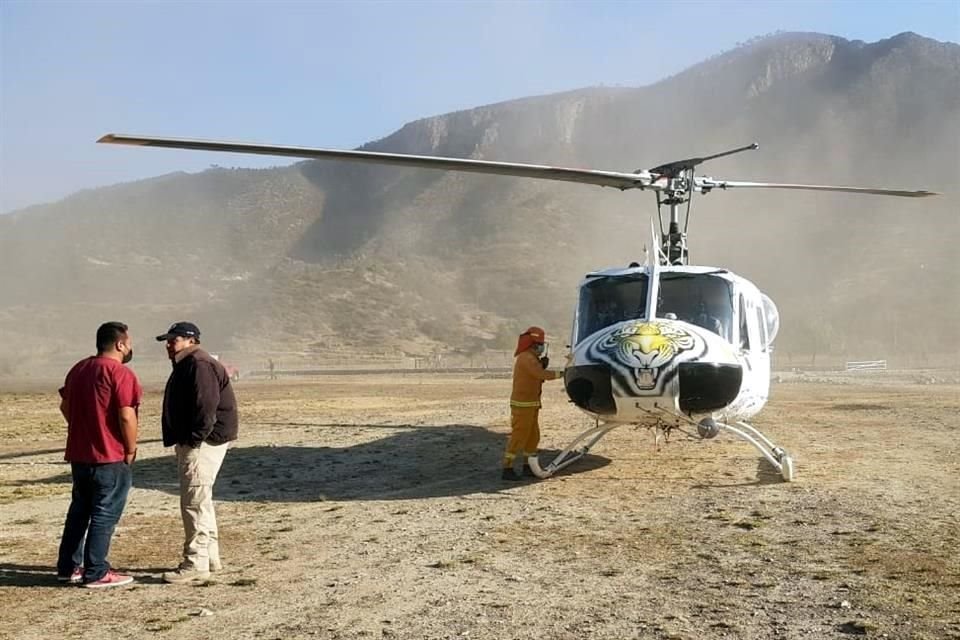 Protección Civil Nuevo León informó que esta mañana llegaron dos helicópteros más que se suman a labores de ataque aéreo en el combate al incendio forestal.