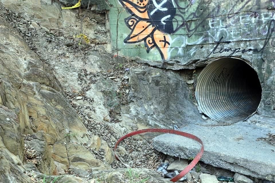 En el 2020, se colocaron rejas y púas dentro del ducto de Agua y Drenaje en este parque.