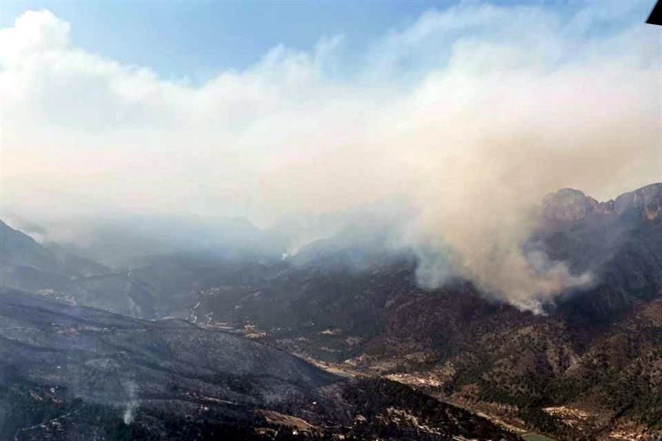 El incendio en la Sierra de Santiago ha consumido más de mil 200 hectáreas.