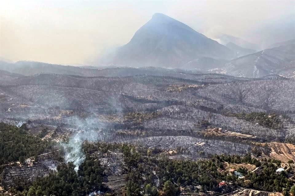 El incendio en la Sierra de Santiago ha consumido más de mil 200 hectáreas.