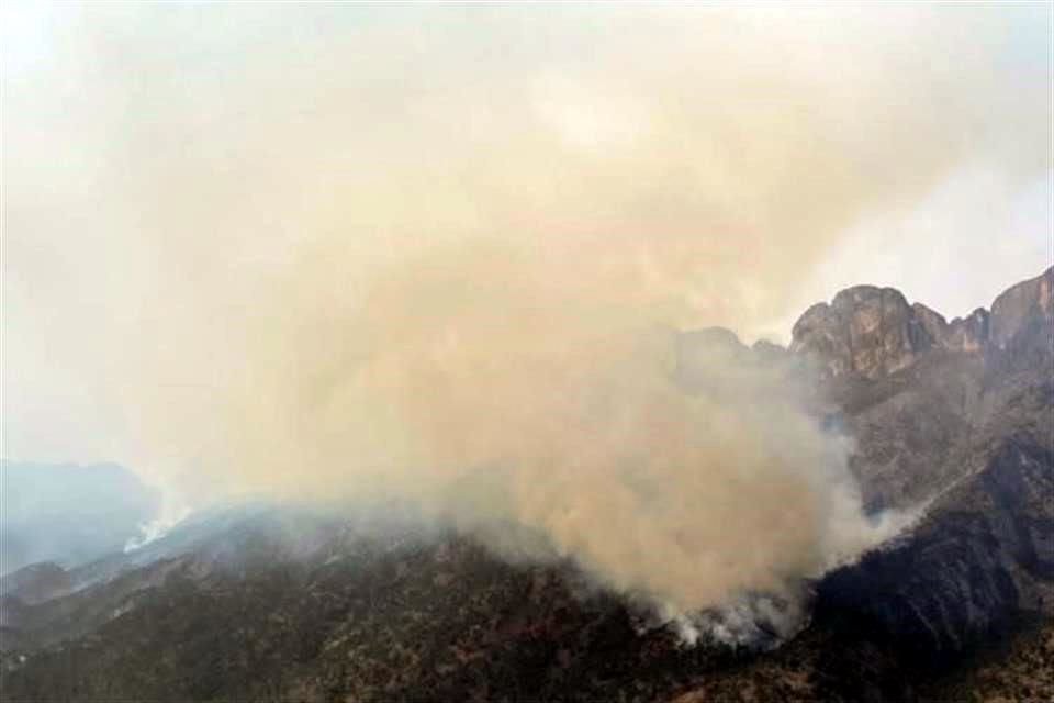 El incendio en la Sierra de Santiago ha consumido más de mil 200 hectáreas.