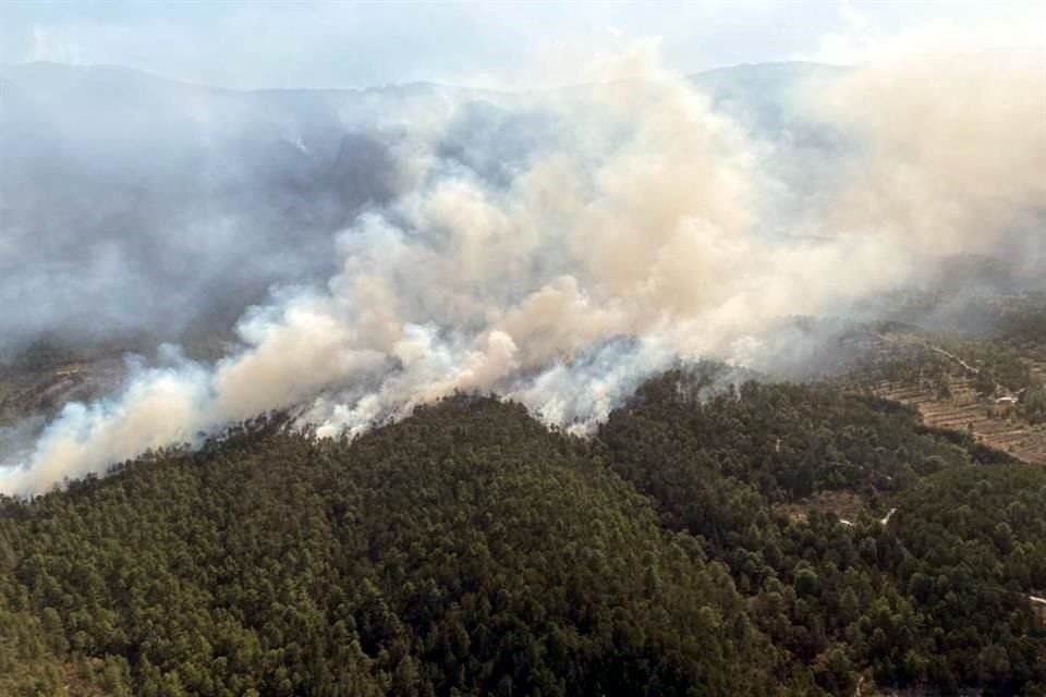 El incendio en la Sierra de Santiago ha consumido más de mil 200 hectáreas.