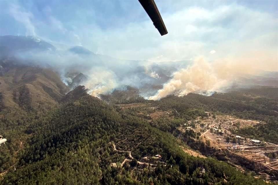 El incendio en la Sierra de Santiago ha consumido más de mil 200 hectáreas.
