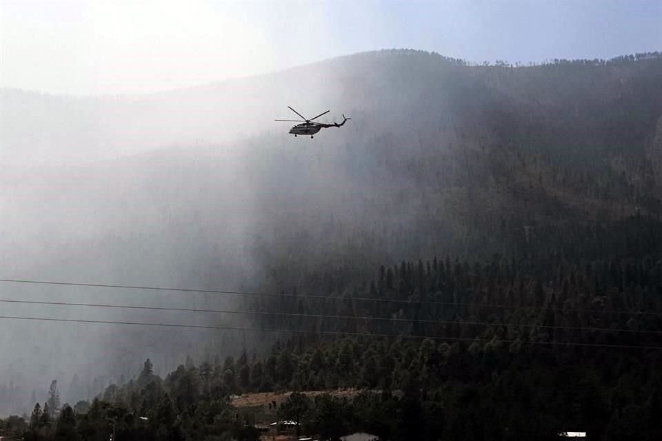 Un helicóptero MI-17, de la Guardia Nacional, colabora en el combate al fuego en la sierra de Santiago, en los límites de Coahuila y NL.