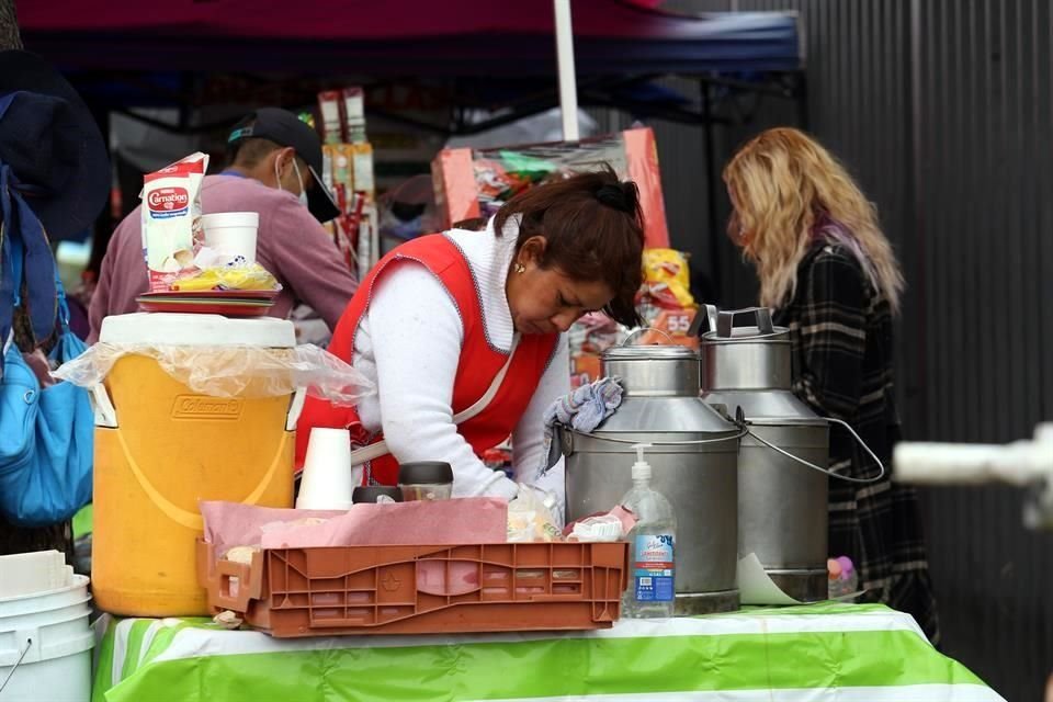En la entrada a Ciudad Universitaria sobre Av. del Imán vendedores de comida sin cubrebocas ofrecen alimentos a los jóvenes aspirantes a licenciatura.