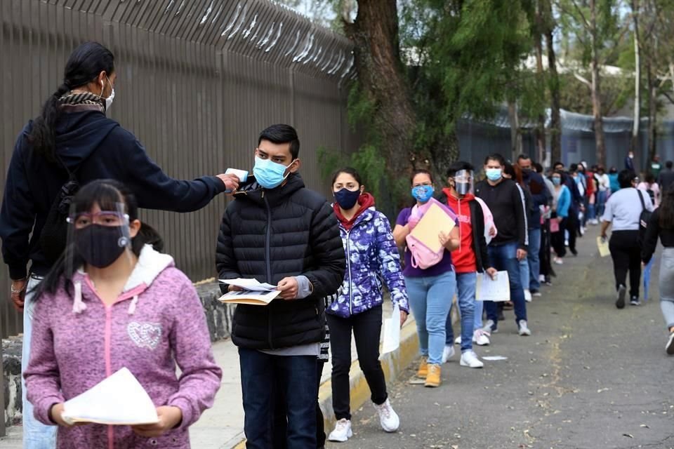 Los aspirantes hacen largas filas para poder registrarse.