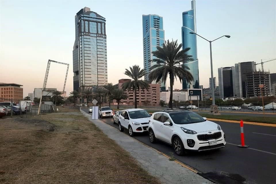 Desde las 6:30 horas vehículos ya hacían fila en el centro de vacunación de Valle Oriente.