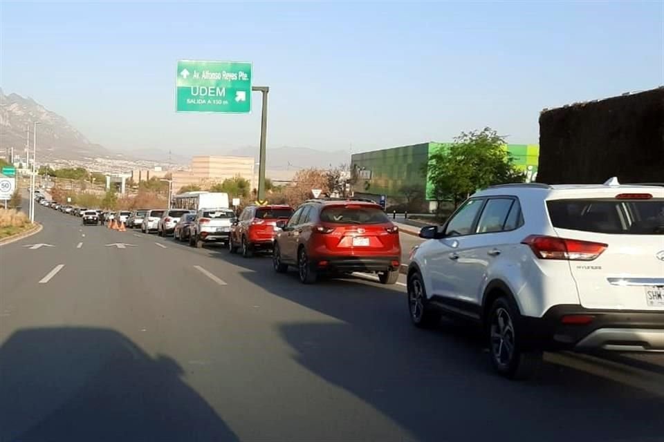 Con una fila de unos 50 vehículos, el módulo de la UDEM arranca en miras de vacunar a los adultos mayores citados a las 8:00 horas.