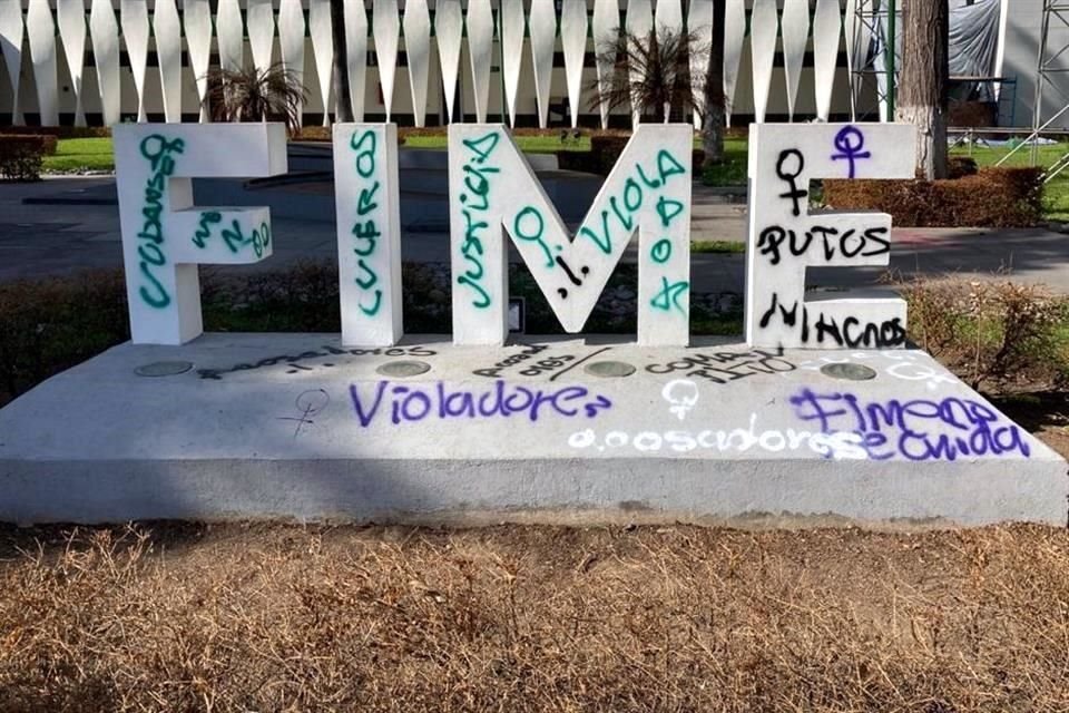 Las alumnas también se reunieron en el patio para exigir que sus consignas sean escuchadas.