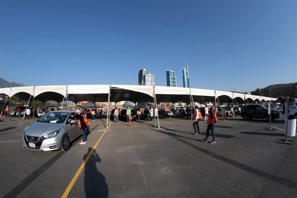 El módulo de Valle Oriente fue el primero en aplicar vacunas en modalidad drive-thru.