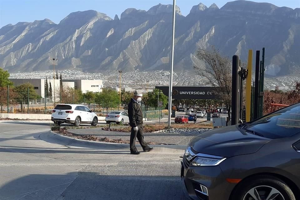 La UDEM albergó un centro de vacunación peatonal, aunque el acceso fue en vehículo.