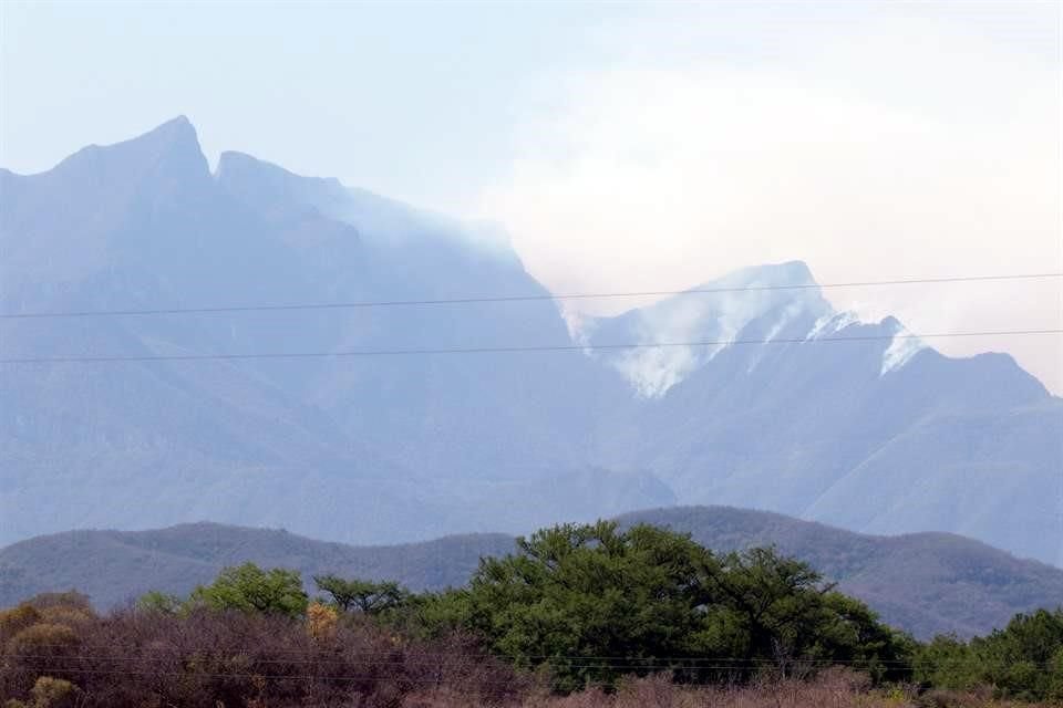 Avanza incendio de la Carretera de Rayones a Montemorelos.