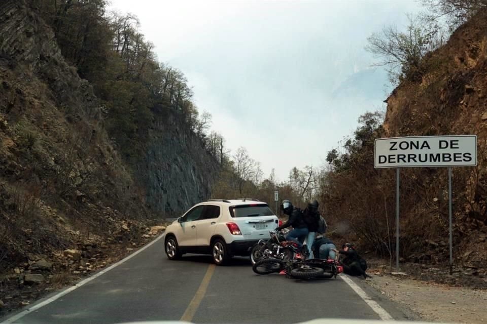 Avanza incendio de la Carretera de Rayones a Montemorelos.