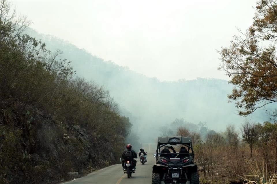 Avanza incendio de la Carretera de Rayones a Montemorelos.