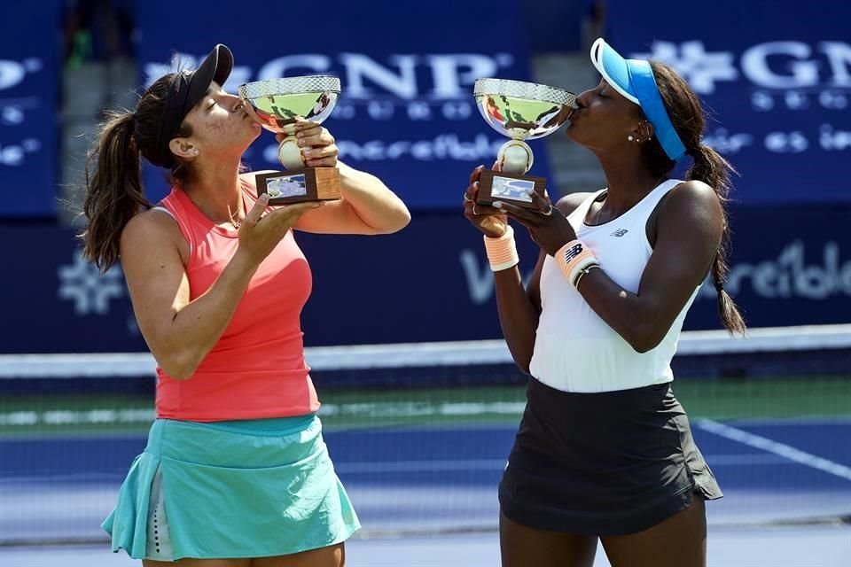 Caroline Dolehide (izq.) y Asia Muhammad conquistaron el título en su primera semana jugando juntas.