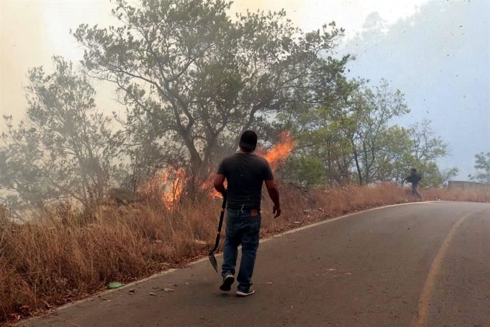 Avanza incendio de la Carretera de Rayones a Montemorelos.
