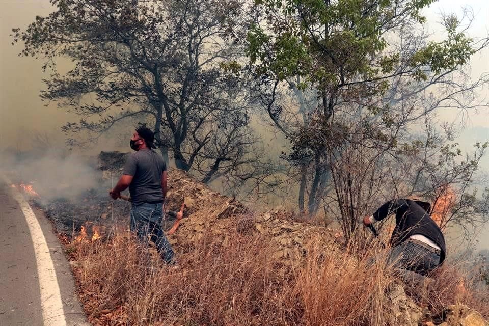 Avanza incendio de la Carretera de Rayones a Montemorelos.