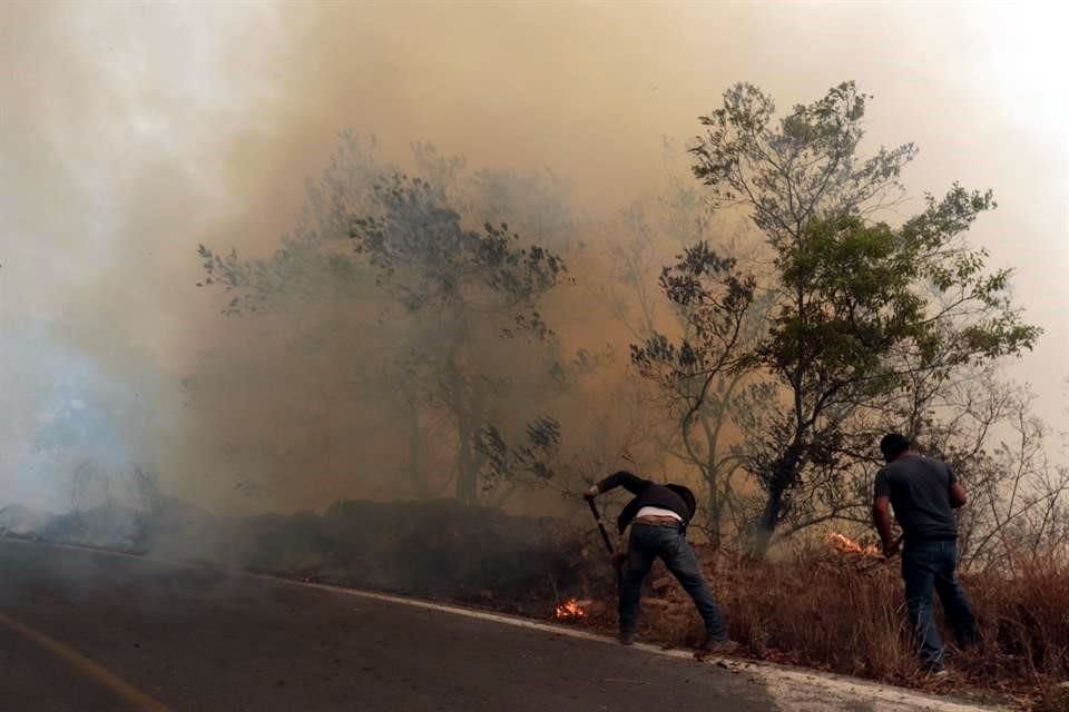 Avanza incendio de la Carretera de Rayones a Montemorelos.