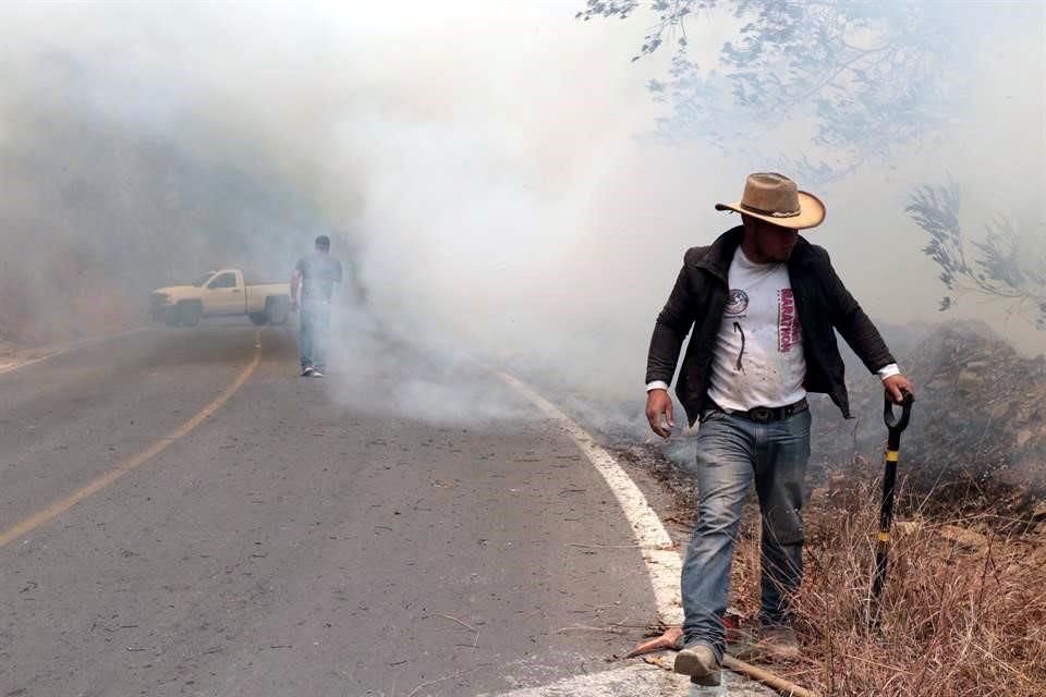 Avanza incendio de la Carretera de Rayones a Montemorelos.