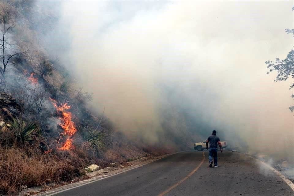 Avanza incendio de la Carretera de Rayones a Montemorelos.