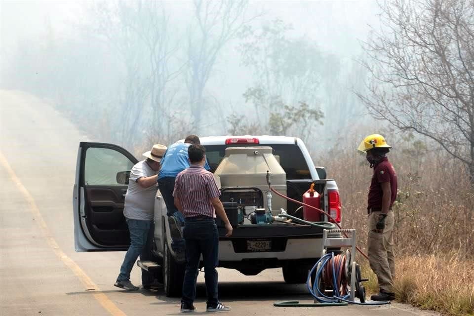 Avanza incendio de la Carretera de Rayones a Montemorelos.