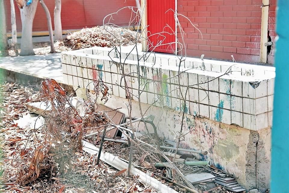 Jardines de niños, como el Club Sertoma Aztlán, en Monterrey, reflejan, según se constató en un recorrido aleatorio, la falta de mantenimiento desde el 17 de marzo del 2020.