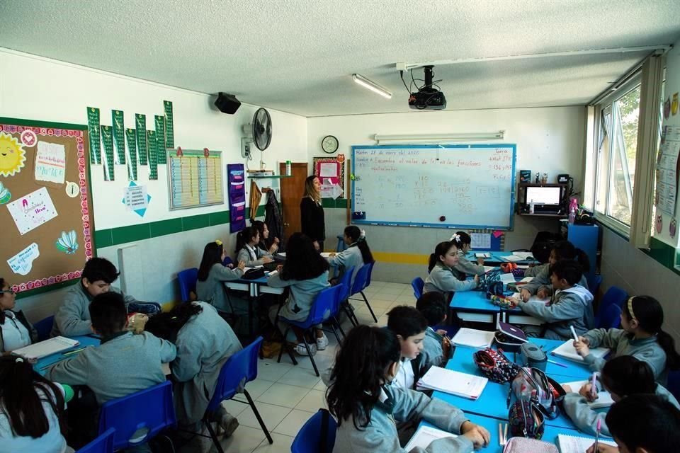 Cerca del 27 por ciento de los alumnos que dejaron las escuelas privadas reportaron a sus directores que buscarían continuar sus estudios en una pública, lo que da el número de 369 mil 694.