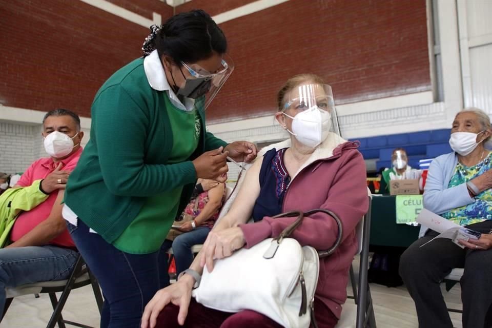 De los 38 municipios de Coahuila, se han aplicado unas 240 mil dosis en 35 municipios, y el martes Saltillo será el municipio 36 en iniciar la vacunación.