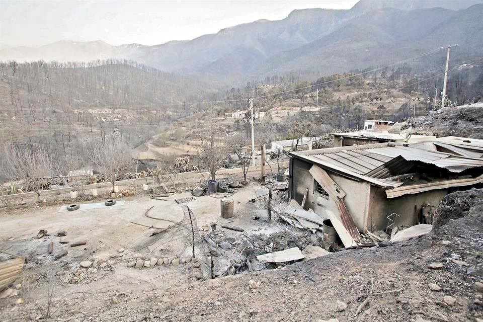 Varias propiedades fueron arrasadas por un incendio forestal registrado en la Sierra de Santiago.