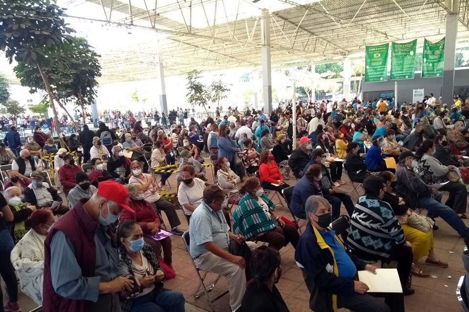 Afluencia de gente en el Parque San Jacinto en el segundo día de vacunación contra Covid-19 para adultos mayores de 60 años.