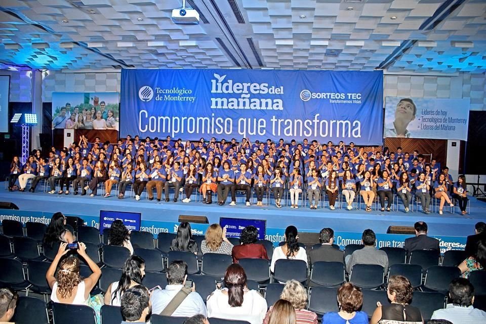 Hasta ahora existen siete generaciones de Líderes del Futuro con 981 estudiantes y 362 egresados. En la imagen, bienvenida a becarios en el 2015.antes y 362 egresados.