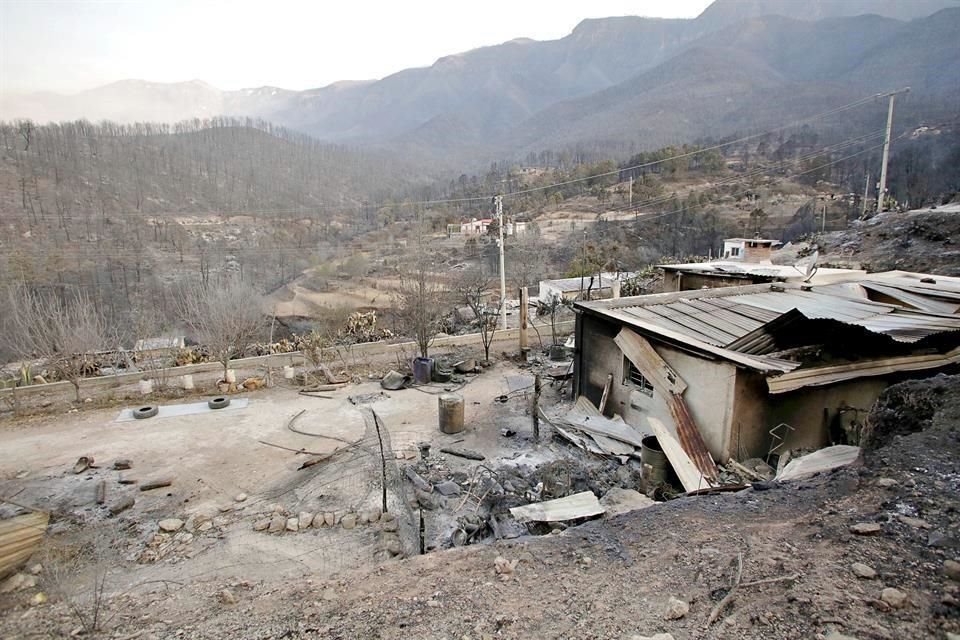 Familias que viven en la zona montañosa de NL perdieron sus casas por los estragos del incendio.