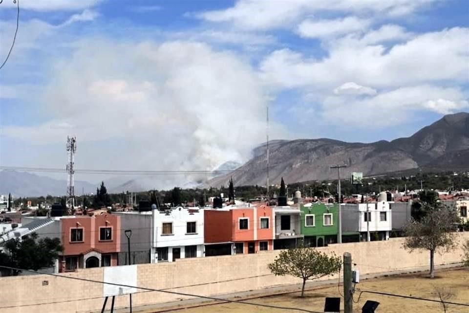El fuego en la Sierra de Zapalinamé genera una columna de humo que es visible desde cualquier punto de Saltillo.