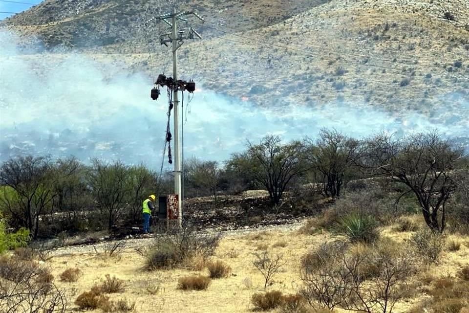 Bomberos, brigadistas y militares se movilizan a la Sierra de Zapalinamé para combatir el incendio que se registra.