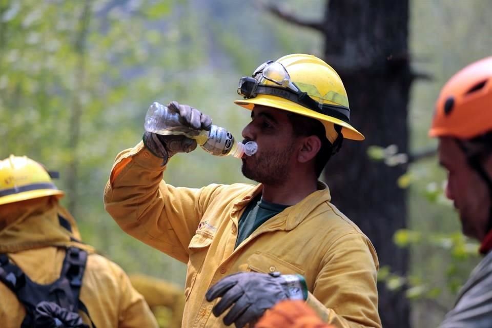 Junto con voluntarios y personal de la Conafor, los militares abren brechas para evitar que el fuego cruce y se propague a otras zonas más cercanas a poblaciones.