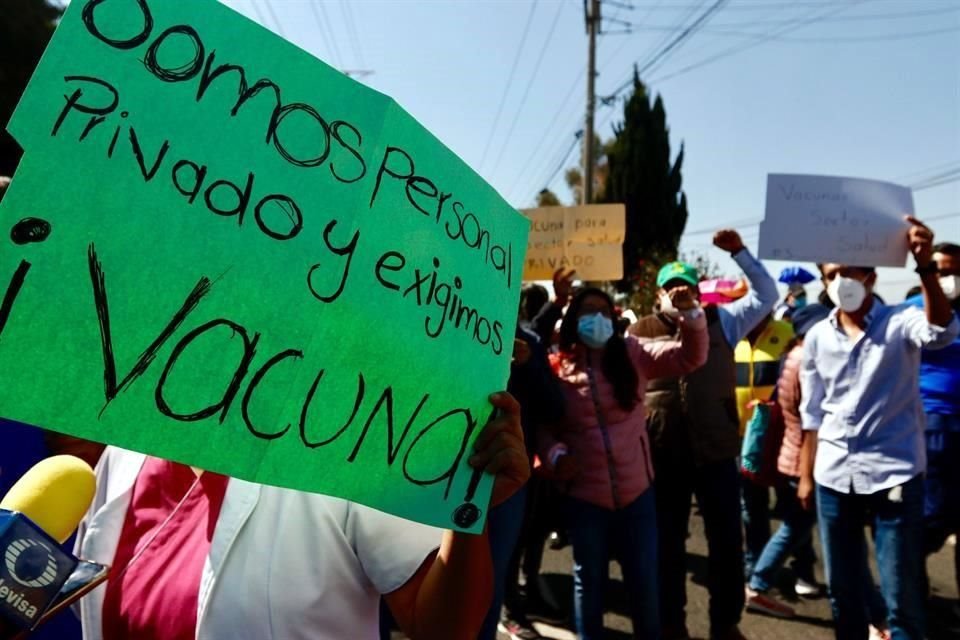 'Pedimos como sector privado que se nos tome en cuenta, que nos vacunen, que sea parejo para todos los médicos tanto públicos como privados', dijeron los manifestantes en Toluca.